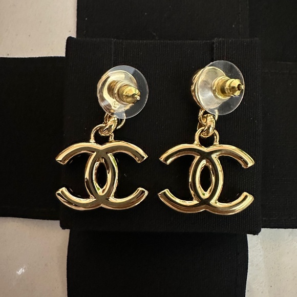 CHANEL 24A DANGLE CC GOLD CRYSTAL & PEARL EARRINGS - Picture 4 of 8